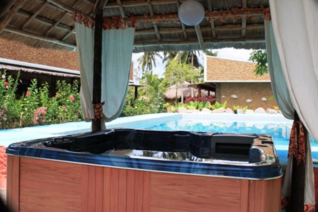 Cooper'S Beach Resort Lucbuan Εξωτερικό φωτογραφία